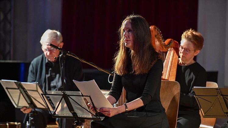 Tanja Kinkel (Zweite von links) mit der Capella Antiqua Bambergensis in der Aula des Franz-Ludwig-Gymnasiums Foto: Ronald Rinklef