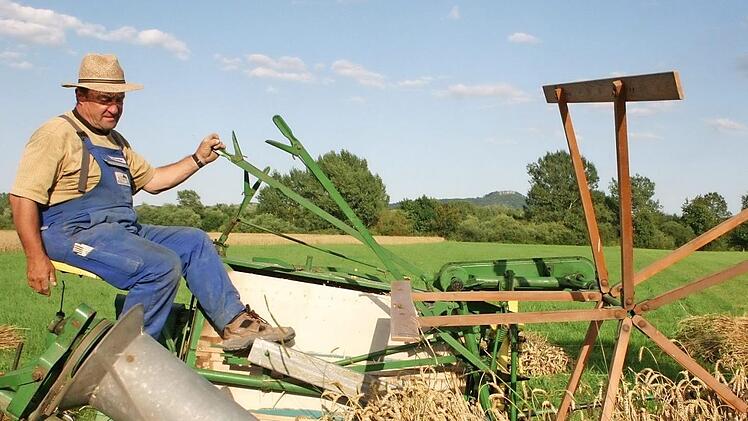 Leider wurden bisher zu wenig Bilder mit Menschen eingesandt - wie dieses hier, das einen Nedensdorfer Landwirt beim Ernten mit einem historischen Bindermäher zeigt.