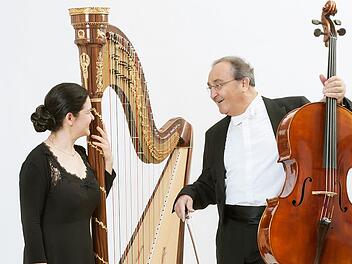 Die französische Harfenistin Laurence Forstner-Beaufils und der Cellist Karlheinz Busch spielen als "Duo Orfeo" im restaurierten Stallgebäude in Unsleben "Klänge für die Seele".