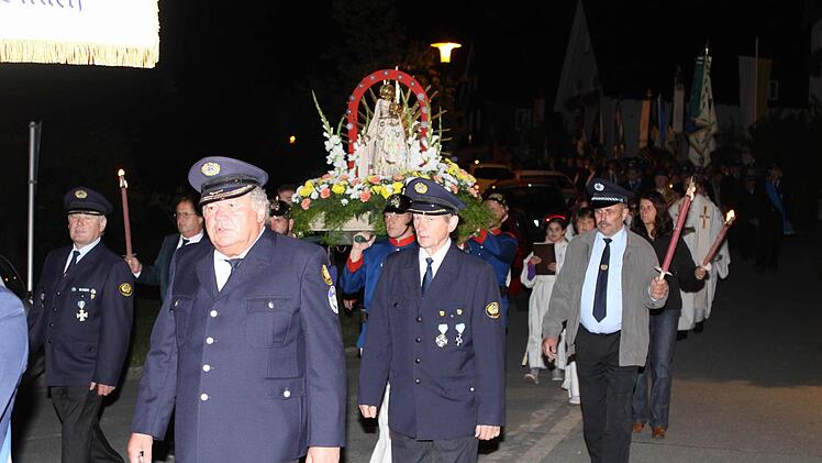 Männer des Ehrenzugs Friesen trugen das Gnadenbild bei der Prozession.