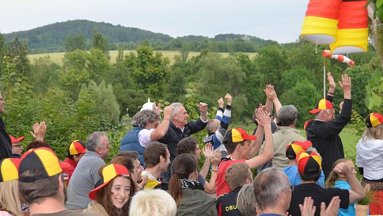 Begeisterung beim Public Viewing am Salinenblick in der Au. Fotos: Peter Rauch