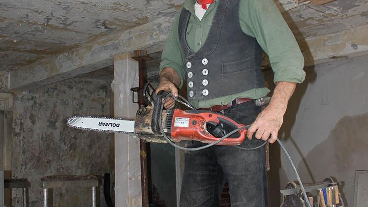 Zimmerermeister Roger Kuchenreuther arbeitet mit an der "Hausrettung". Foto: Ramona Popp