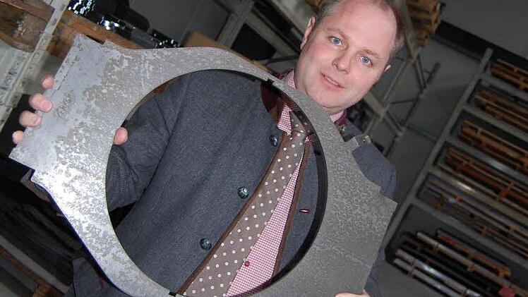 Teile, die bei der Firma Schink in Breitenau gefertigt werden, finden sich unter anderem in nahezu jedem Autokran. Geschäftsführer Stephan Schink zeigt hier ein Führungsblech für den Hydraulikzylinder eines Autokrans. Fotos: Oliver Schmidt