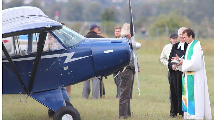 Nach dem ökumenischen Fliegergottesdienst segneten Haßfurts Kaplan Michael Schmitt und Oberkirchenrat i. R. Gotthart Preiser (von rechts) die gelandeten Flugzeuge beim Fliegerfest in Haßfurt.