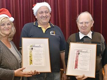 Ehrungen beim Theaterverein Glosberg (v. l.): Vorsitzende Rosi Wahl, Ehrenmitglied Georg Kestel, Ehrenmitglied Peter Hofmann