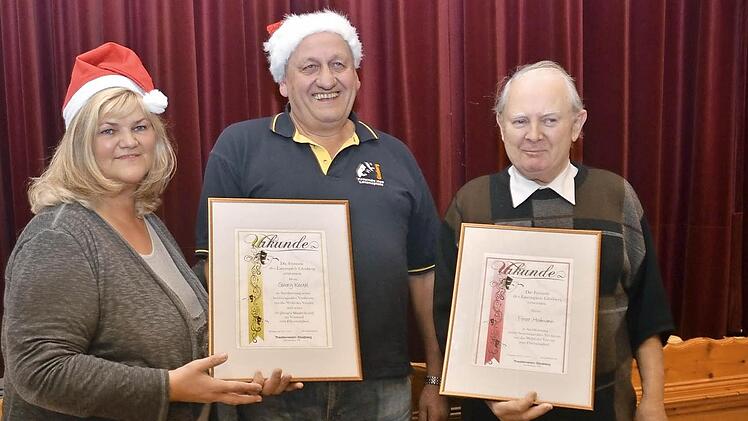 Ehrungen beim Theaterverein Glosberg (v. l.): Vorsitzende Rosi Wahl, Ehrenmitglied Georg Kestel, Ehrenmitglied Peter Hofmann
