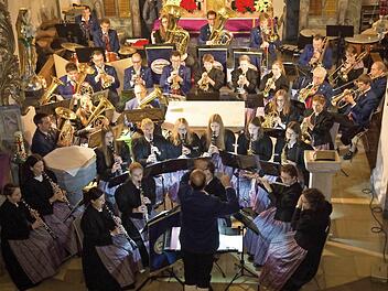 Die Musiker gestalteten das Konzert in der Kirche.  Foto: Roland Oberreuter