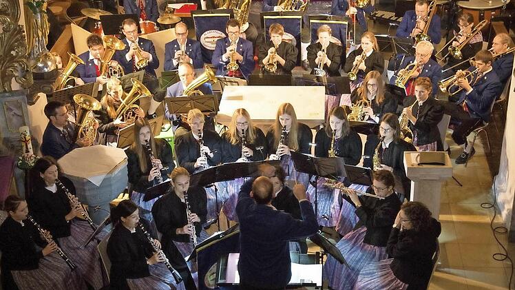Die Musiker gestalteten das Konzert in der Kirche.  Foto: Roland Oberreuter