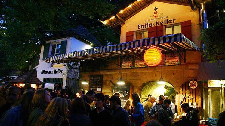 Vor dem Ausschank am Entla's Keller staut es sich regelmäßig - das Bier ist eben beliebt. Foto: Archivfoto FT
