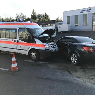 Rettungswagen und Auto stoßen in Hof zusammen