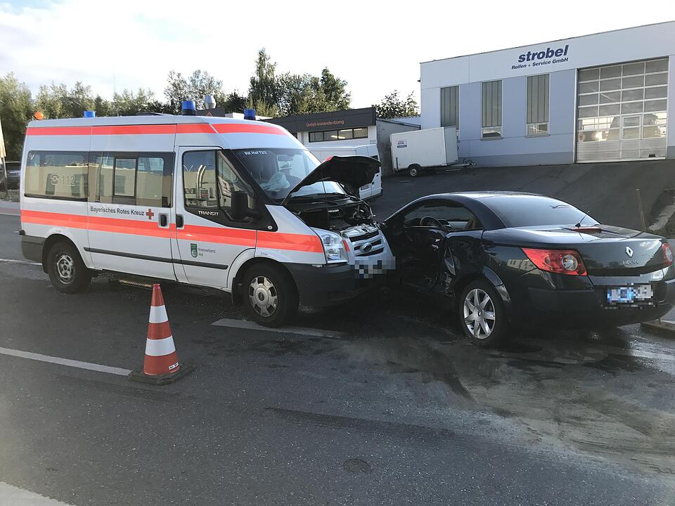 Rettungswagen und Auto stoßen in Hof zusammen