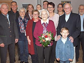 Hildegard Strähnz (mit Blumenstrauß) freute sich über die Glückwünsche ihrer Töchter Irene (5. v. re.) und Anne (5. v. li.) sowie des Landratstellvertreters Helmut Fischer (links) und der Zweiten Bürgermeisterin Sabine Rießner (4. v. li.) und der weiteren Gratulanten.  Foto: Alfred Thieret