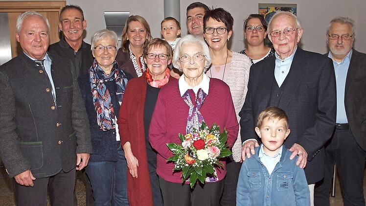 Hildegard Strähnz (mit Blumenstrauß) freute sich über die Glückwünsche ihrer Töchter Irene (5. v. re.) und Anne (5. v. li.) sowie des Landratstellvertreters Helmut Fischer (links) und der Zweiten Bürgermeisterin Sabine Rießner (4. v. li.) und der weiteren Gratulanten.  Foto: Alfred Thieret