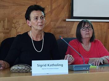 Sigrid Katholing und Regina Gutberlet von den Arbeitsagenturen in Erlangen und Fürth: "Die Schere zwischen ausbildungswilligen Jugendlichen und der Anzahl an Ausbildungsplätzen wird noch größer, und der Wettbewerb um die jungen Leute betrifft vor allem das Handwerk."   Foto: Pascale Ferry