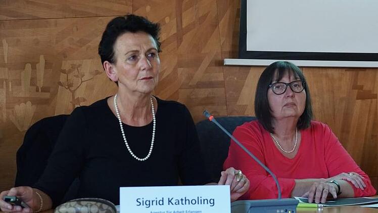Sigrid Katholing und Regina Gutberlet von den Arbeitsagenturen in Erlangen und Fürth: "Die Schere zwischen ausbildungswilligen Jugendlichen und der Anzahl an Ausbildungsplätzen wird noch größer, und der Wettbewerb um die jungen Leute betrifft vor allem das Handwerk."   Foto: Pascale Ferry