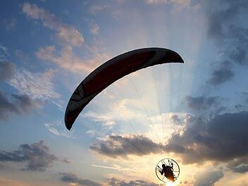 In den Haßbergen hatte ein Gleitschirmflieger einen Unfall. Symbolfoto: GuentherDillingen/pixabay.com