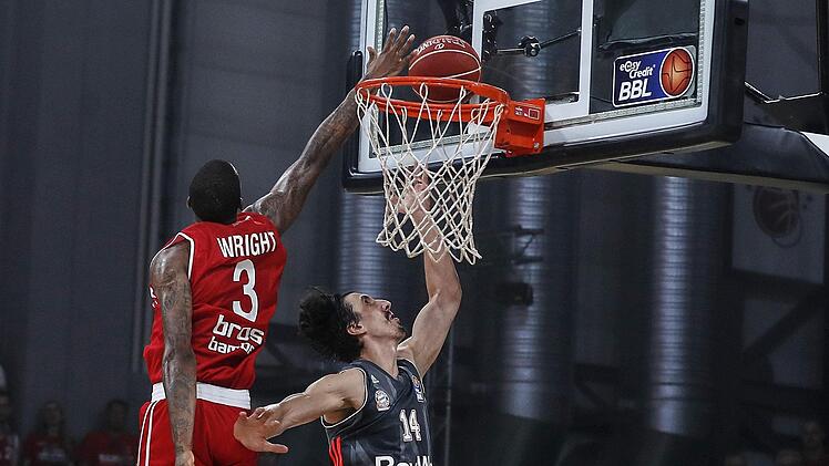Dorell Wright "nagelt" den Ball ans Brett.