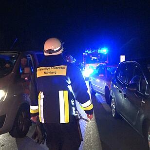 Feuerwehrleute werden zu FuÃügängern auf der Autobahn - und bleiben dennoch stecken