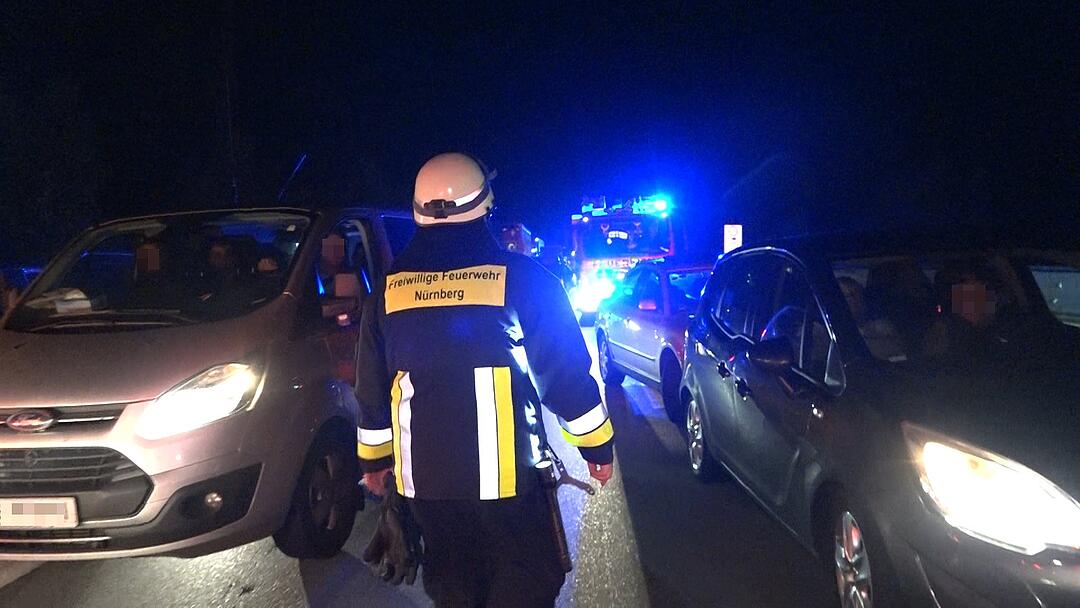 Feuerwehrleute werden zu FuÃügängern auf der Autobahn - und bleiben dennoch stecken