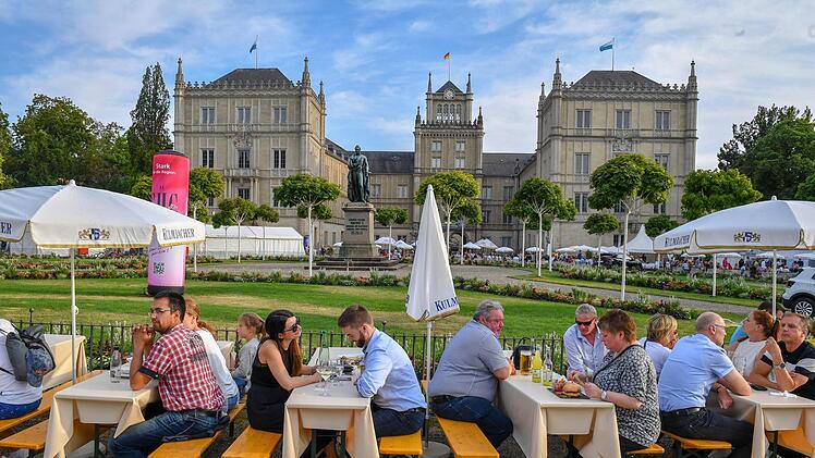Schlossplatzfest: Feiern vor feudaler Kulisse und blauem Himmel. Foto: Ronald Rinklef