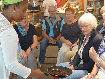 Yewbdala Dinku Sima lässt die Besucher an den frisch gerösteten Kafeebohnen riechen. Denn Kaffee soll die Sinne wecken. Foto: Pauline Lindnder