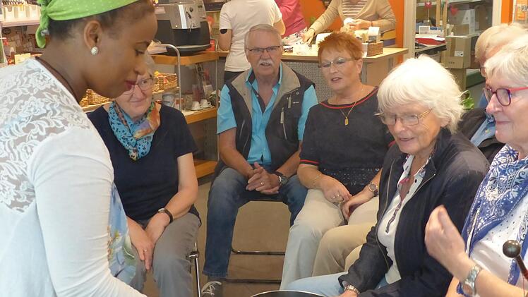 Yewbdala Dinku Sima lässt die Besucher an den frisch gerösteten Kafeebohnen riechen. Denn Kaffee soll die Sinne wecken. Foto: Pauline Lindnder