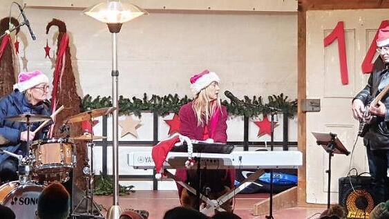 Hildegard Pohl wird von Yogo Pausch am Schlagzeug und dem Kontrabassisten Norbert Meyer-Venus eingerahmt. Die drei boten ein weihnachtliches Jazz-Potpourri vom Feinsten an.  Foto: Claudia Hessek