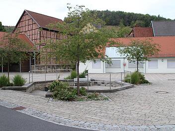 Am Dorfplatz Sulzthal soll bei der Beleuchtung gespart werden. Die Brunnenstube wird beschlossenerweise nicht zum Kneipp-Becken. Erneut wurde aber über einen Handlauf beraten.