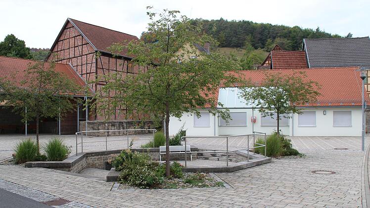 Am Dorfplatz Sulzthal soll bei der Beleuchtung gespart werden. Die Brunnenstube wird beschlossenerweise nicht zum Kneipp-Becken. Erneut wurde aber über einen Handlauf beraten.