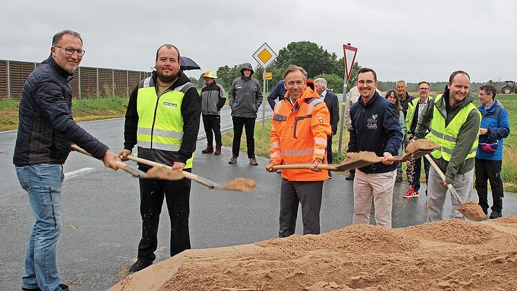 Freuen sich &uuml;ber den ersten Spatenstich an der ERH&nbsp;16 (v.l.): Oliver J&auml;ger vom Landratsamt, Stefan Keidel von der Baufirma H&ouml;llein, Landrat Alexander Tritthart, B&uuml;rgermeister Nico Kauper und ERH-Radverkehrsbeauftragter Michael Cammann.