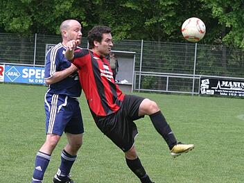 Patrick Reuter (rechts, hier im Zweikampf mit Karsten Opl vom TV Ebern)  führt als 21-jähriger Spielertrainer  die Kreisklassenmannschaft des TSV Pfarrweisach.