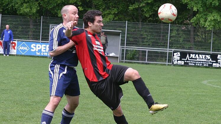 Patrick Reuter (rechts, hier im Zweikampf mit Karsten Opl vom TV Ebern)  führt als 21-jähriger Spielertrainer  die Kreisklassenmannschaft des TSV Pfarrweisach.