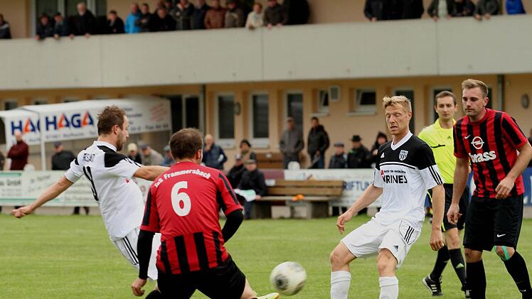 Der Sander Daniel Rinbergas (links) und Stefan Nöthling (3.vVon links) im Doppelpassspiel; dazwischen der Gästespieler Johannes Hein (Nr. 6). Foto: Günther Geiling