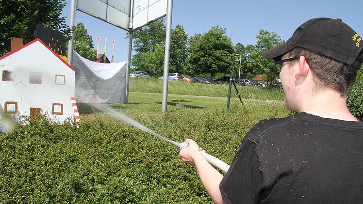 Lukas Keczka löschte das brennende Haus - und bei den heißen Sommertemperaturen machte es rein gar nichts, wenn ein bisschen Wasser daneben ging.