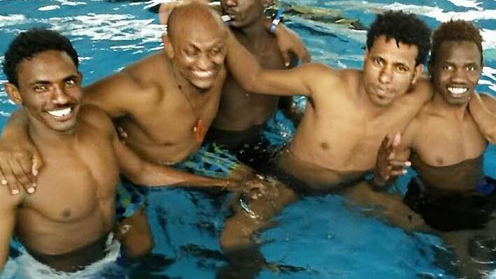 Fünf der sieben Flüchtlinge, die auf Vermittlung des TSV Staffelstein am Schwimmkurs im "Aqua Riese"-Hallenbad erfolgreich teilgenommen haben. Foto: Bernd Potzel