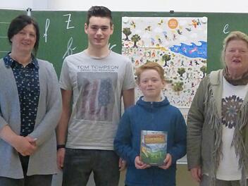 Klassenleiterin Dagmar Mayer-Balling, Kai Heusinger, Luca Schilz und Rektorin Ulrike von der Tann  Foto: Michael Kübert