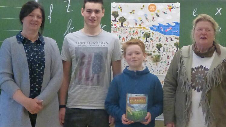 Klassenleiterin Dagmar Mayer-Balling, Kai Heusinger, Luca Schilz und Rektorin Ulrike von der Tann  Foto: Michael Kübert