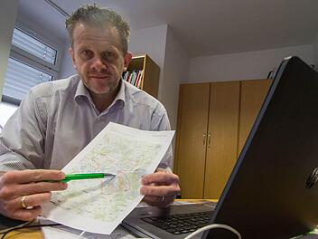Markus Franz, Geschäftsführer des Frankenwald-Tourismus-Service-Centers, hatte am Donnerstag alle Hände voll zu tun, um die Anmeldung für den Wandermarathon in neue Bahnen zu lenken. Starten soll die Veranstaltung am 30. April vor der Kulmbacher Stadthalle. Foto: Marian Hamacher