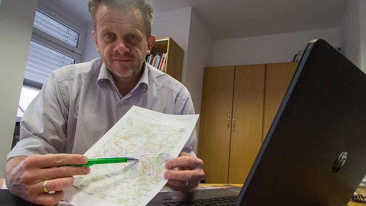 Markus Franz, Geschäftsführer des Frankenwald-Tourismus-Service-Centers, hatte am Donnerstag alle Hände voll zu tun, um die Anmeldung für den Wandermarathon in neue Bahnen zu lenken. Starten soll die Veranstaltung am 30. April vor der Kulmbacher Stadthalle. Foto: Marian Hamacher