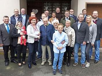 Zweite Bürgermeisterin Doris Manz (vorne, Dritte von links) gratulierte Alfred Zapf (rechts daneben mit Ehefrau Inge) zum Geburtstag. Foto: kpw