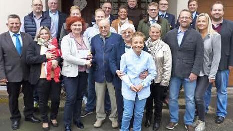Zweite Bürgermeisterin Doris Manz (vorne, Dritte von links) gratulierte Alfred Zapf (rechts daneben mit Ehefrau Inge) zum Geburtstag. Foto: kpw
