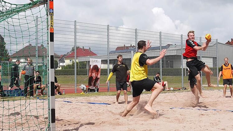 Viel Spaß beim Im-Sand-Spielen: Lukas Wucherpfennig (beim Wurf), der für den großen THW Kiel schon in der Bundesliga spielte, war auf dem Beach-Spielfeld kaum zu bremsen. Foto: Berthold Köhler