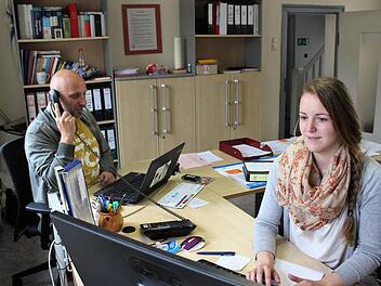 Bald gehören die beengten Räume am Sinntor der Vergangenheit an: Jasmin Laufer und Stefan Hergenröder arbeiten bis zum Umzug noch gemeinsam an einem Schreibtisch.  Foto: Julia Raab
