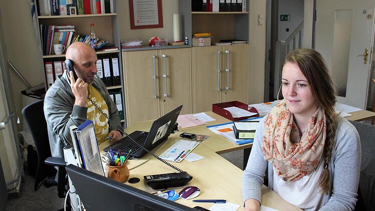 Bald gehören die beengten Räume am Sinntor der Vergangenheit an: Jasmin Laufer und Stefan Hergenröder arbeiten bis zum Umzug noch gemeinsam an einem Schreibtisch.  Foto: Julia Raab