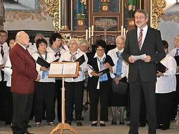 Zum 125-jährigen Bestehen des Gesangvereins Rugendorf fand am Sonntag ein geistliches Konzert mit sieben Chören statt. Volker Kirschenlohr (r.) gratuliert dem Verein und Leiter Otmar Föhr (rotes Jackett).