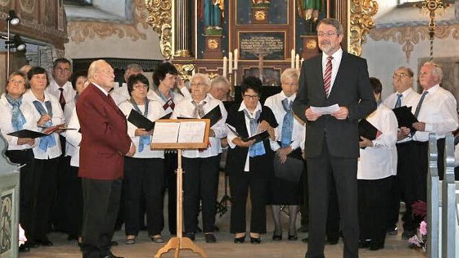 Zum 125-jährigen Bestehen des Gesangvereins Rugendorf fand am Sonntag ein geistliches Konzert mit sieben Chören statt. Volker Kirschenlohr (r.) gratuliert dem Verein und Leiter Otmar Föhr (rotes Jackett).