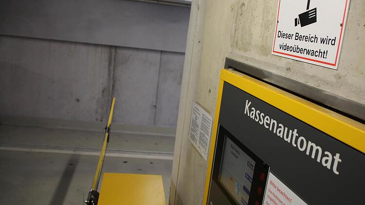 Die Tiefgarage am Vogelseck wird jetzt videoüberwacht. Die überwachten Bereiche sind vorschriftsmäßig gekennzeichnet.  Foto: Andreas Dorsch