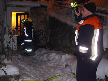 Die Feuerwehr löschte einen Kellerbrand in Wilhelmsthal. Foto: Heike Schülein