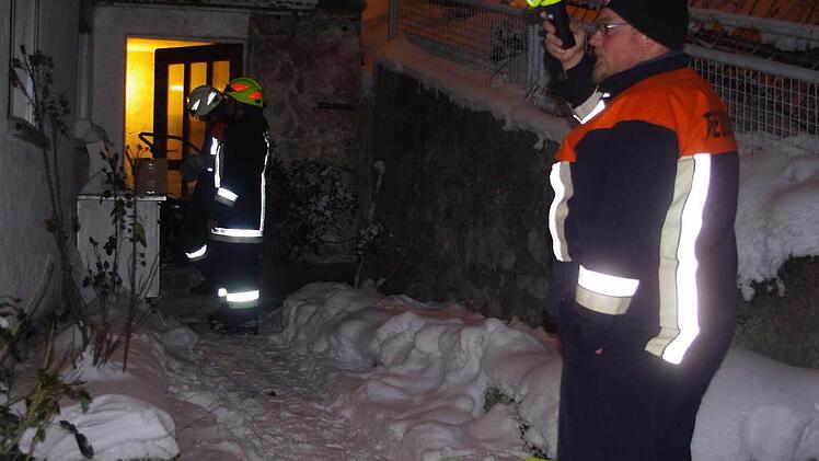 Die Feuerwehr löschte einen Kellerbrand in Wilhelmsthal. Foto: Heike Schülein