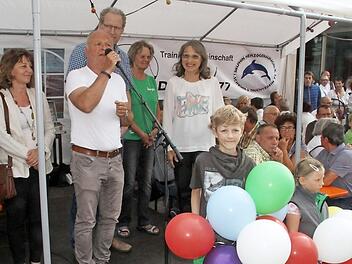 Ronja und Felix hörten sich erst geduldig die Eröffnungsreden an, dann durften sie die Ballons in den Himmel entlassen. Fotos: Michael Busch